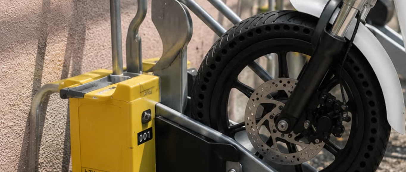 自転車用駐輪ラックに駐輪するEcoSlide Pro